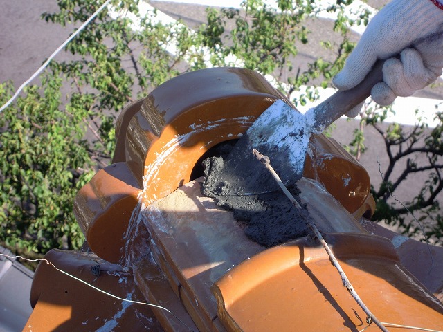 鬼瓦の裏側にモルタルを詰める